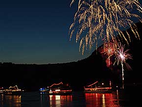 Walpurgisnachtfest-Feuerwerk auf dem Rhein in der Walpurgisnacht