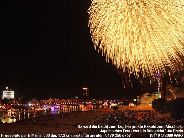 Da wird die Nacht zum Tag: Die grte Rakete zum Abschlu. Japanisches Feuerwerk in Dsseldorf am Rhein.