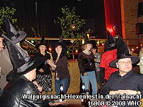 Hexentanz bei der Hexenparty vom Walpurgisnacht-Hexenfest