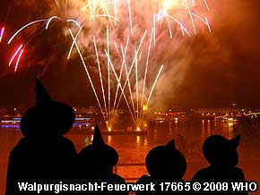 Rheinschifffahrt mit Feuerwerk in der Walpurgisnacht am Rhein